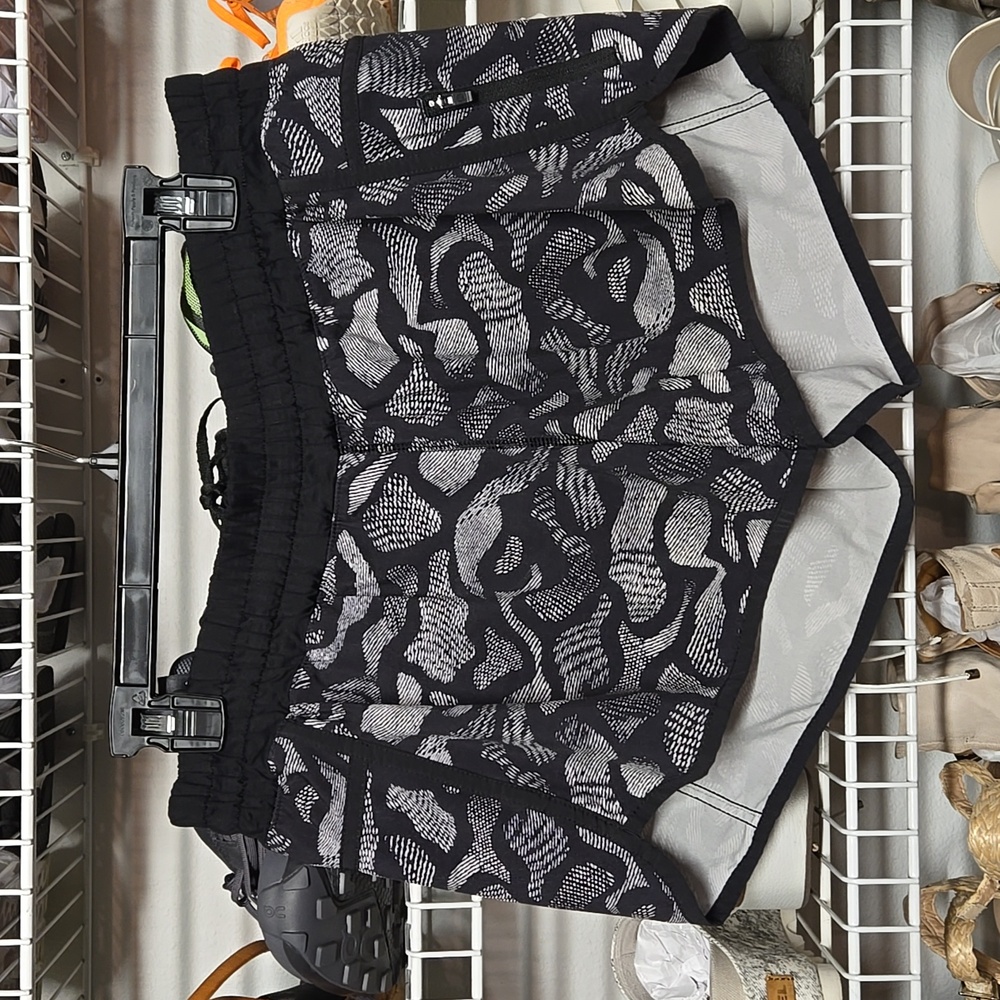 LULULEMON Tracker Mini Warp White Black/Black Shorts 4" Inseam